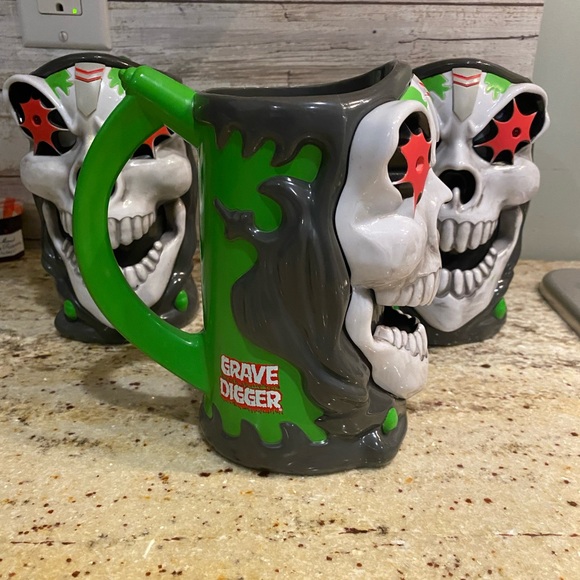 MONSTER JAM GRAVE DIGGER CUP LIGHT UP - Picture 2 of 5